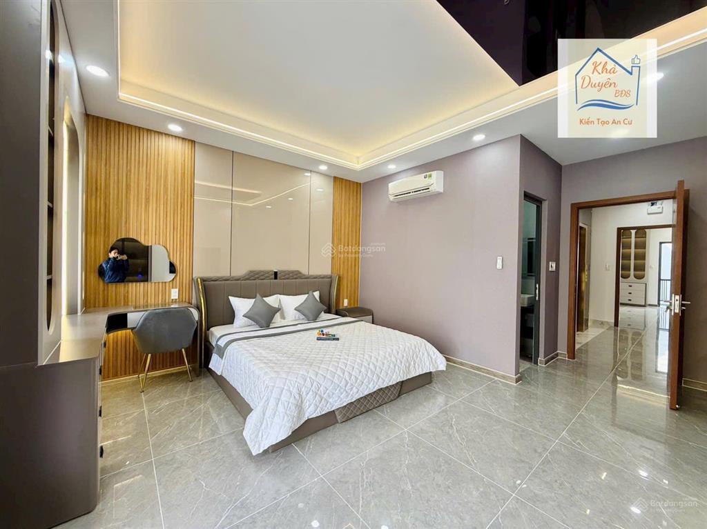 Bán nhà trệt 3 lầu, ngang 5x25. đường nhựa thông 8m, nhà xây mới 100% và tặng kèm full nội thất