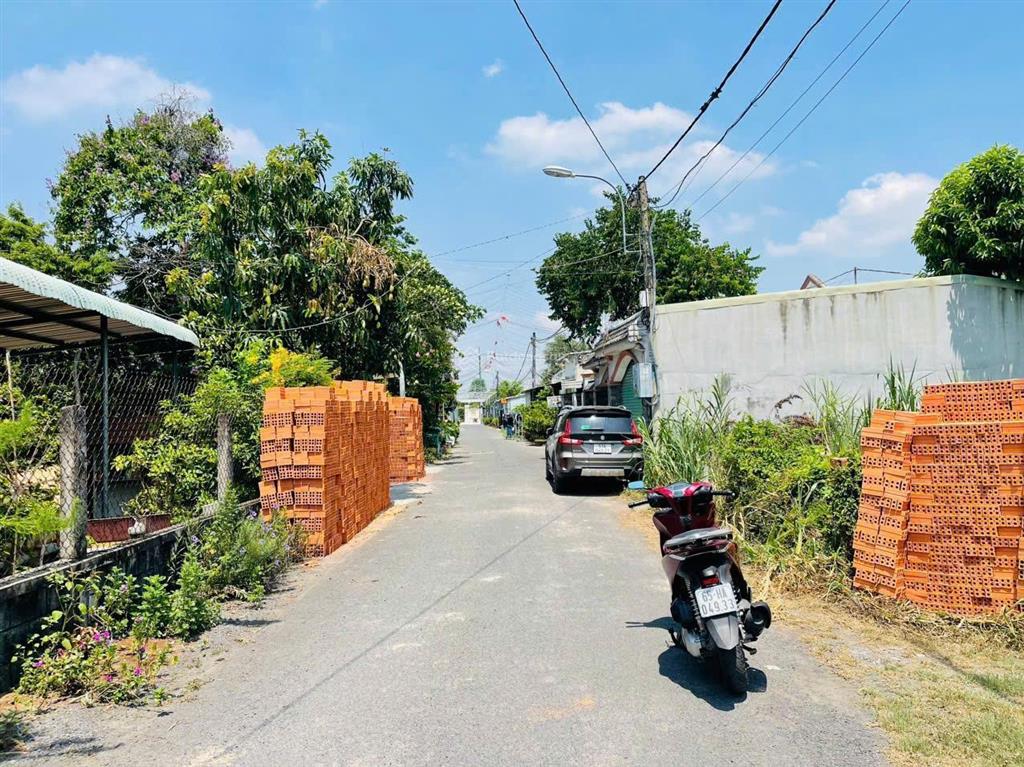 Đất lọt khe đối diện chợ hưng long, đoàn nguyễn tuấn, bình chánh, hcm, 161,1m2 giá 2,835 tỷ