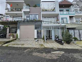 Nhà mặt tiền 5m, cách trung tâm thành phố 1km