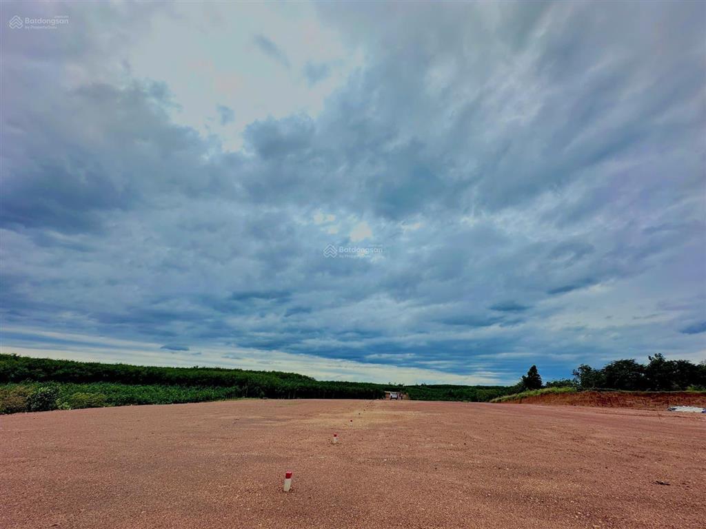 Bán đất tại mặt tiền xuyên tâm 32m, đồng phú, 650tr, 200m2(5x40) có 50m2 thổ cư, sổ hồng riêng