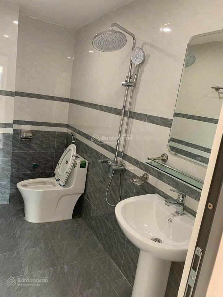 Cần trả nợ gấp nên bán nhà hơn 52m2 nhà 3 tầng dân xây đức giang hoài đức