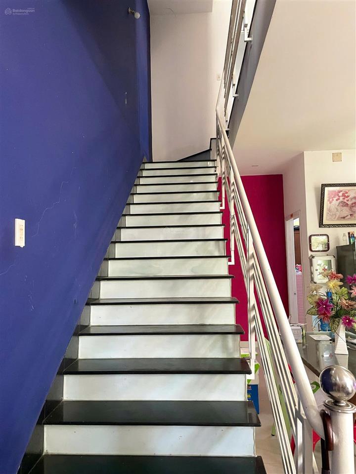 Bán nhà đẹp 2 mặt tiền ô tô kèm nhà trọ cho thuê.
sát cầu hộ phường ngọc hiệp, giá 6,3 tỷ tl