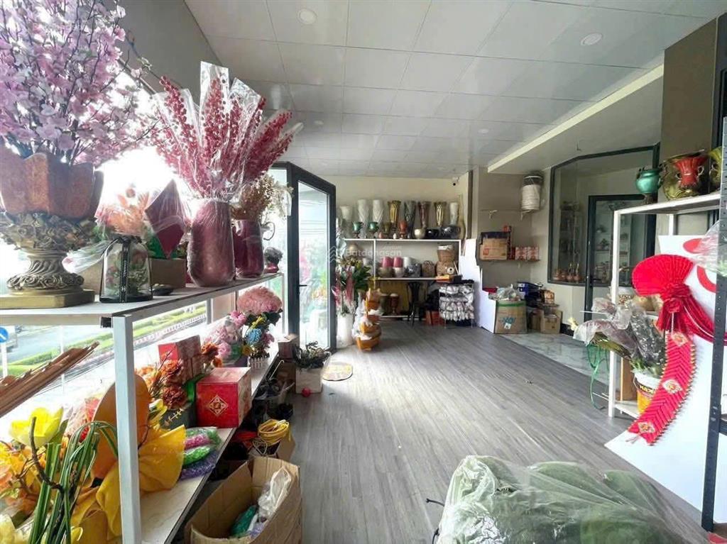 Bán gấp nhà 1 lầu 8x20m. 850 triệu. nằm ngay chợ hưng long. đang cho thuê 28 triệu/tháng