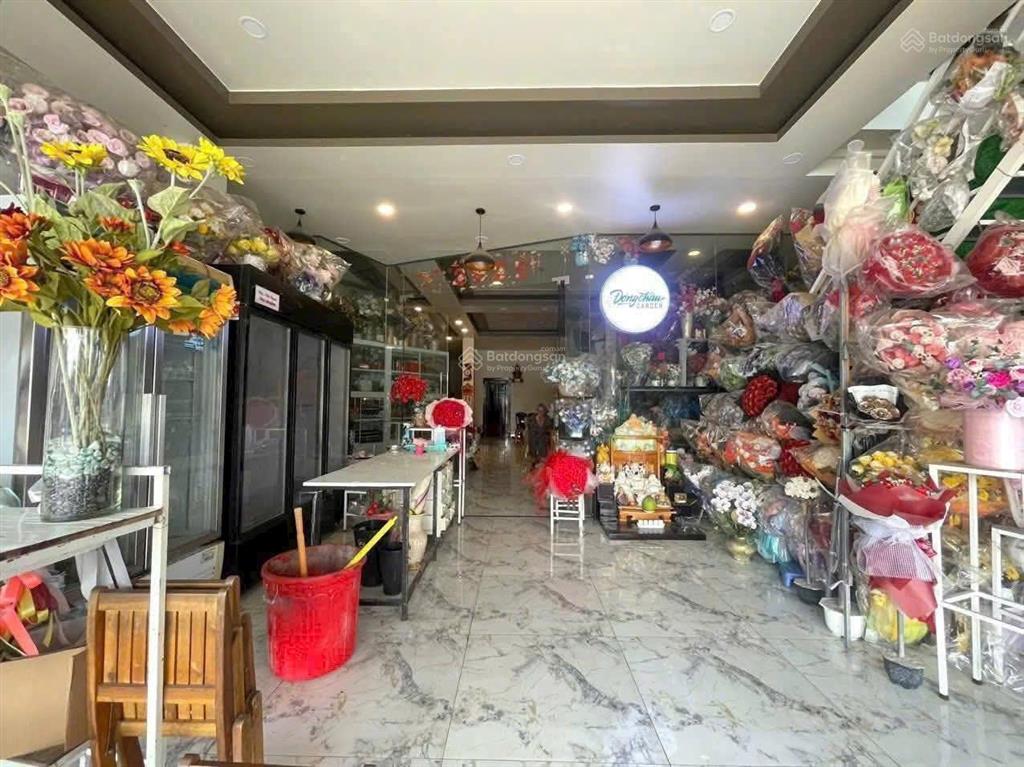 Bán gấp nhà 1 lầu 8x20m. 850 triệu. nằm ngay chợ hưng long. đang cho thuê 28 triệu/tháng