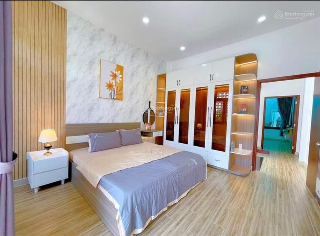 Bán gấp nhà 1 lầu 8x20m. 850 triệu. nằm ngay chợ hưng long. đang cho thuê 28 triệu/tháng