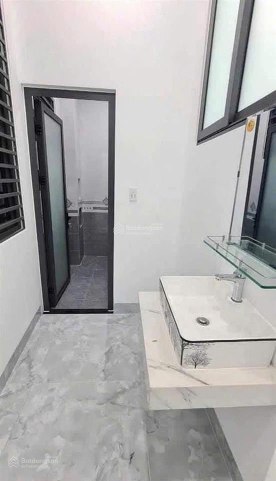 Bán gấp nhà 1 lầu 8x20m. 850 triệu. nằm ngay chợ hưng long. đang cho thuê 28 triệu/tháng