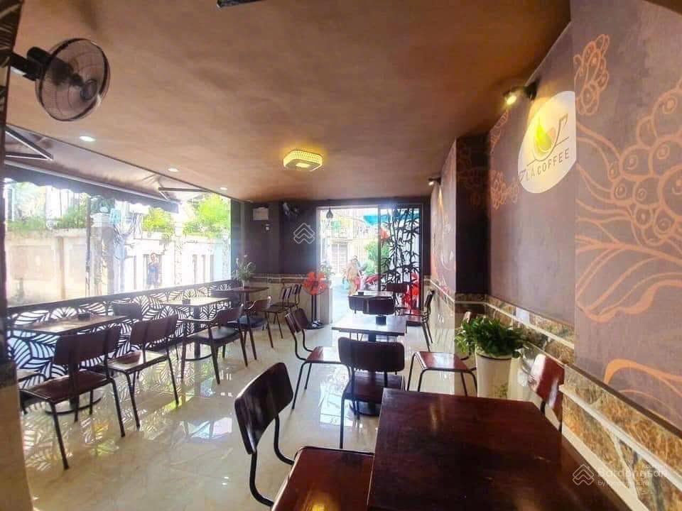 Nhà 2 mặt tiền  đang kinh doanh và 8 chdv cho thuê