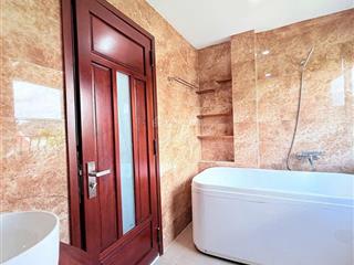 Nhà mặt tiền đường 10m5, lề 4m