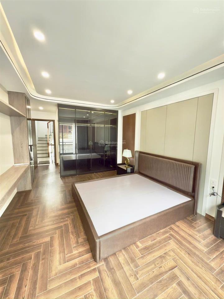 Mở bán căn nhà 7 tầng thang máy  ô tô 7 chỗ vào nhàngay sát mặt phố nguyễn văn cừ long biên(cũ).