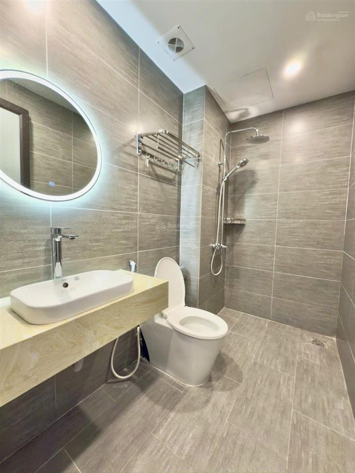 Mở bán căn nhà 7 tầng thang máy  ô tô 7 chỗ vào nhàngay sát mặt phố nguyễn văn cừ long biên(cũ).