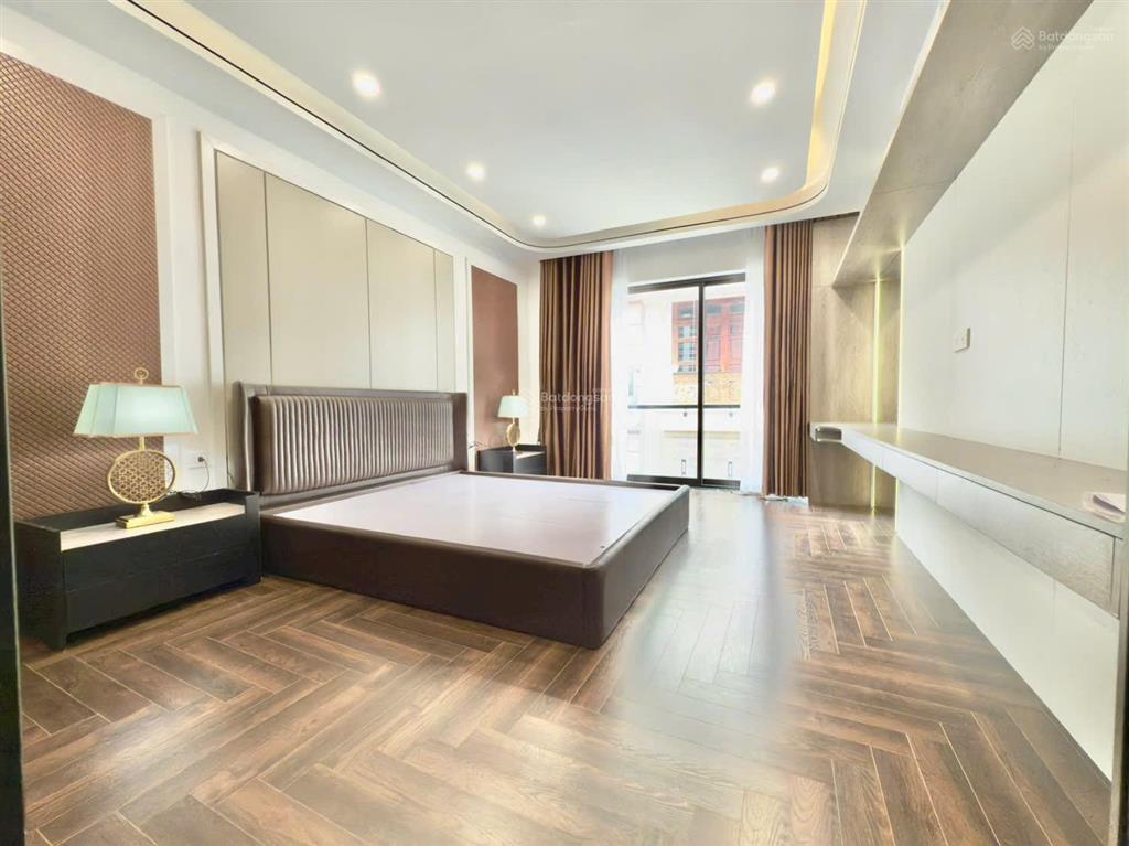 Mở bán căn nhà 7 tầng thang máy  ô tô 7 chỗ vào nhàngay sát mặt phố nguyễn văn cừ long biên(cũ).