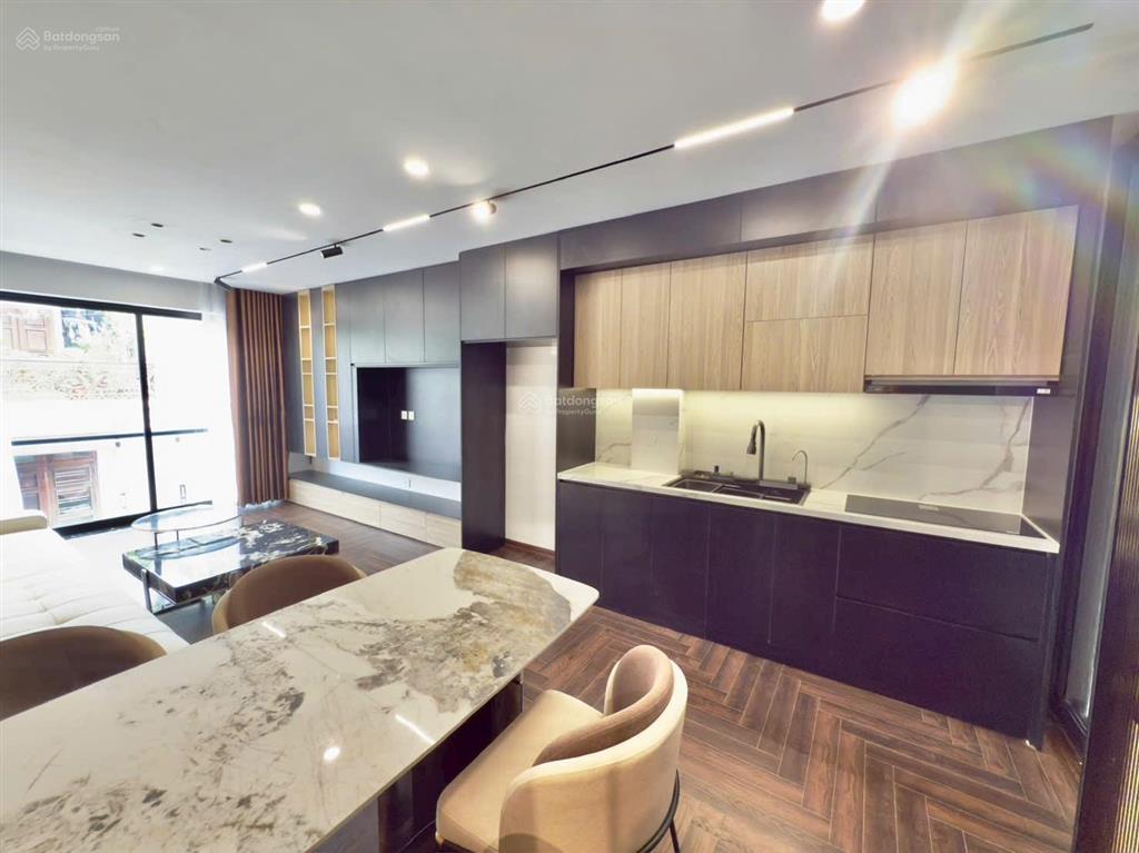 Mở bán căn nhà 7 tầng thang máy  ô tô 7 chỗ vào nhàngay sát mặt phố nguyễn văn cừ long biên(cũ).