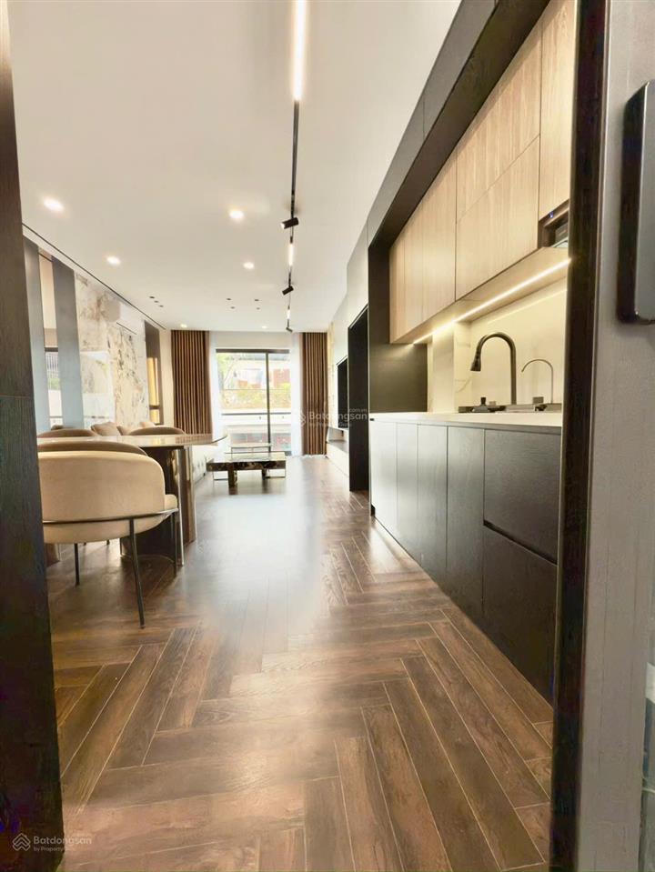 Mở bán căn nhà 7 tầng thang máy  ô tô 7 chỗ vào nhàngay sát mặt phố nguyễn văn cừ long biên(cũ).