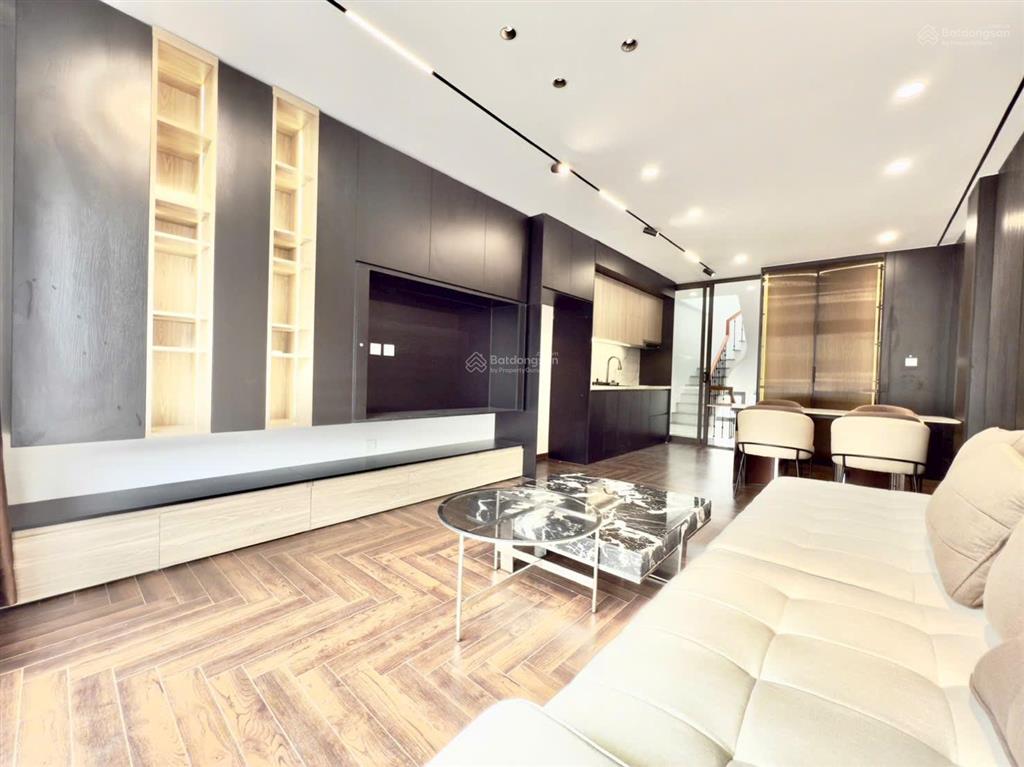 Mở bán căn nhà 7 tầng thang máy  ô tô 7 chỗ vào nhàngay sát mặt phố nguyễn văn cừ long biên(cũ).