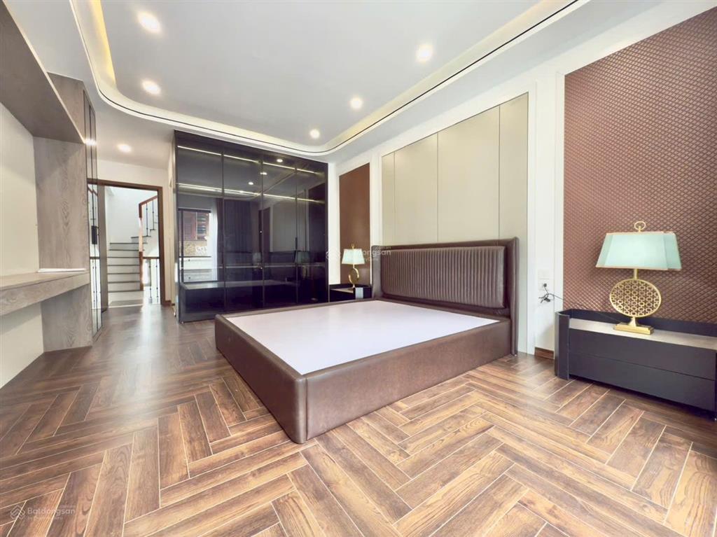 Mở bán căn nhà 7 tầng thang máy  ô tô 7 chỗ vào nhàngay sát mặt phố nguyễn văn cừ long biên(cũ).