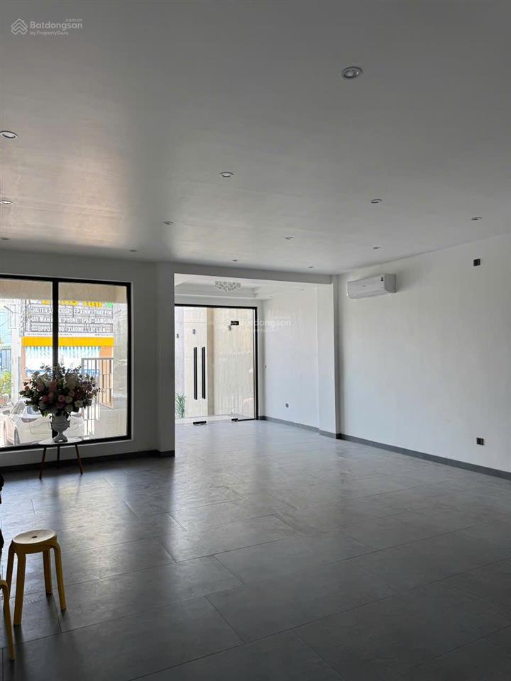 Cho thuê nhà 2 mặt tiền 1000m2, có thang máy 700kg, tiện kinh doanh, vp hoặc căn hộ dịch vụ