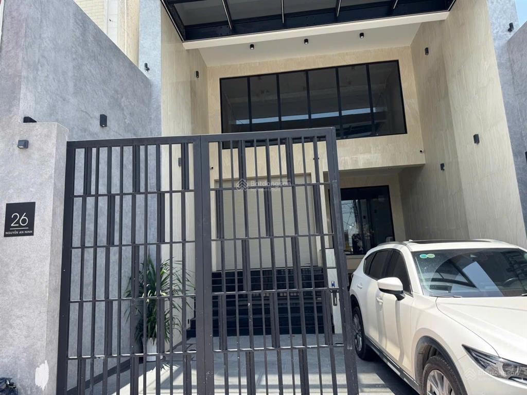 Cho thuê nhà 2 mặt tiền 1000m2, có thang máy 700kg, tiện kinh doanh, vp hoặc căn hộ dịch vụ