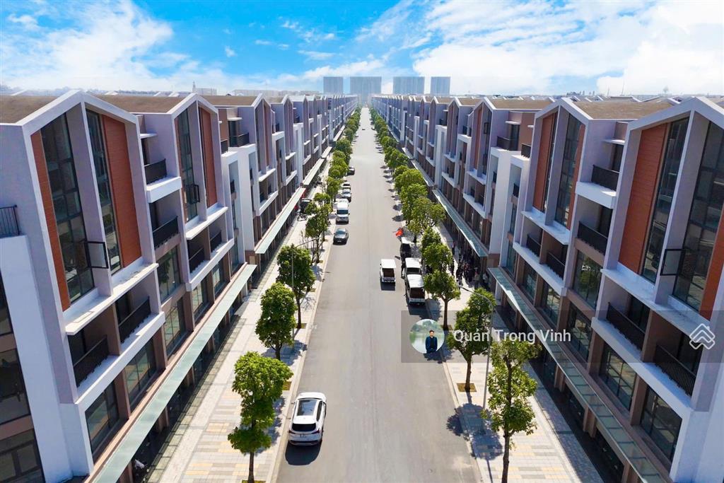 Tôi cần bán căn shophouse xẻ khe diện tích 140m2 giá 17.3 tỷ