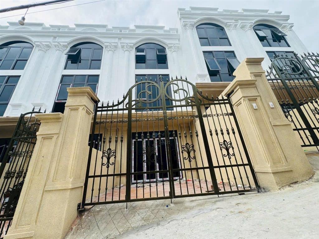 Bán nhà 75m2 3.7tỷ tại phụng châu có sân cổng riêng, ô tô vào cửa