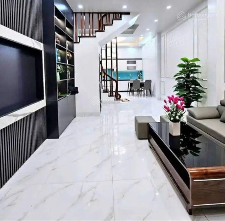 Bán nhà đại cát  liên mạc ô tô đỗ cổng  50m  xây mới 5 tầng giá nhỉnh 6 tỷ cầu thang giữa,