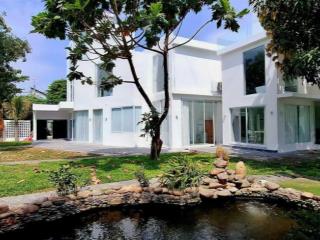 Bán gấp villa 3 mặt tiền đường  sân vườn rộng có hồ bơi  dòng tiền ổn định  khách tây lưu trú