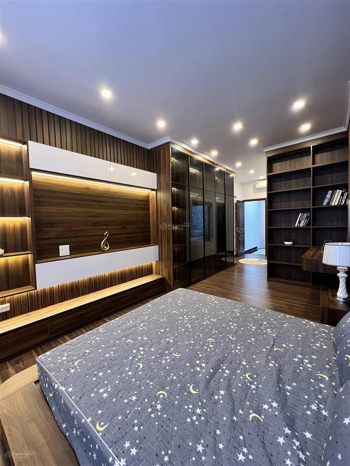 Bán nhà phố hoàng quốc việt, 55m2, 4 tầng, ô tô tránh, mt 5m, giá 16,5 tỷ,lô góc 2 thoáng