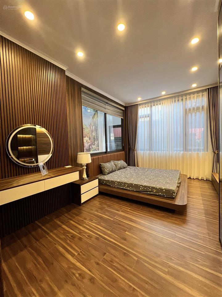 Bán nhà phố hoàng quốc việt, 55m2, 4 tầng, ô tô tránh, mt 5m, giá 16,5 tỷ,lô góc 2 thoáng