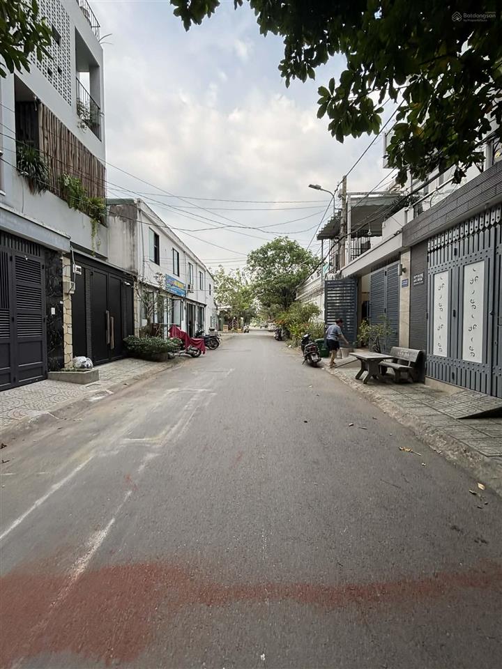 Nhà khu phân lô đường 11m gần chợ sổ vuông vức