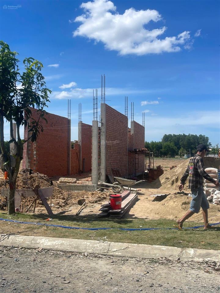 Giảm giá sâu 300tr, bán lô đất chợ bình chánh tặng căn nhà,4*20m 890tr.chú nam kẹt tiền trả nợ bán