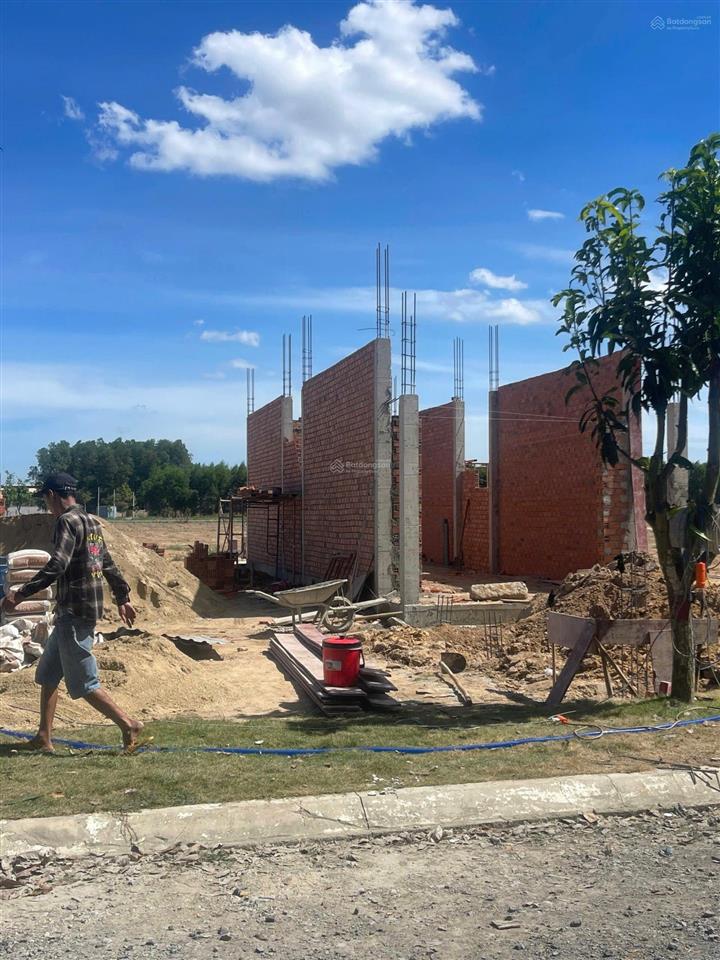 Giảm giá sâu 300tr, bán lô đất chợ bình chánh tặng căn nhà,4*20m 890tr.chú nam kẹt tiền trả nợ bán