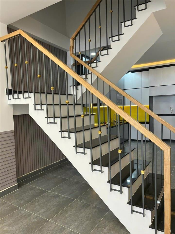 Nhà riêng ngay cv làng hoa, đường 6m. oto ngủ trong nhà, lê văn thọ 1 xẹc!