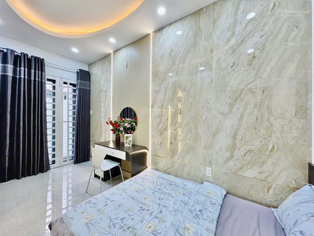 Bán nhà chính chủ gần chợ đêm hành thông tây, cv làng hoa, gò vấp. dt 5.5x8m 4pn giá 6tỷ590