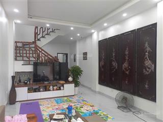 Ô tô 7 chỗ đỗ cửa  nhà thoáng trước sau  sẵn đồ đạc, chỉ việc xách vali về ở