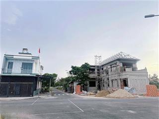 Bán gấp lô 95m2, giá 2tỷ5,full thổ, ngay trung tâm, kế 3 trường học lớn, chợ, ngân hàng, dân ở kín.