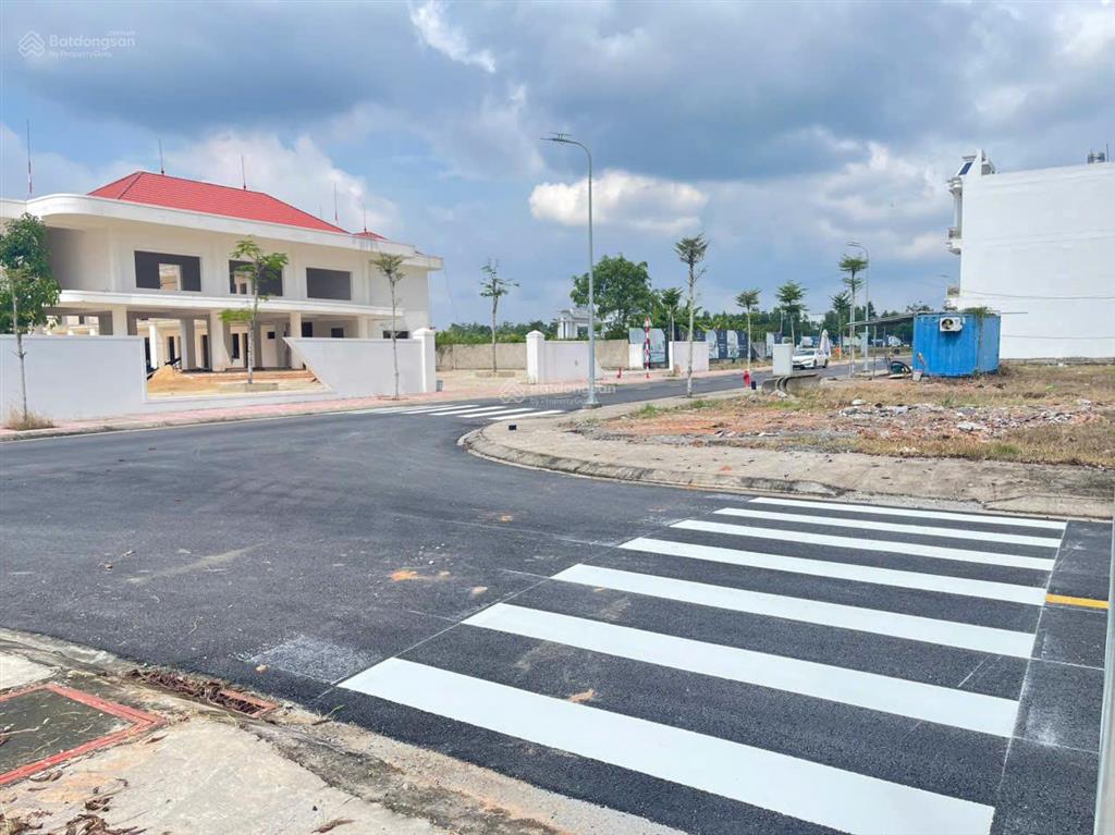 Cần bán gấp lô đất nền ngay mặt tiền đường kcn vsip 2, thuận tiện kinh doanh buôn bán