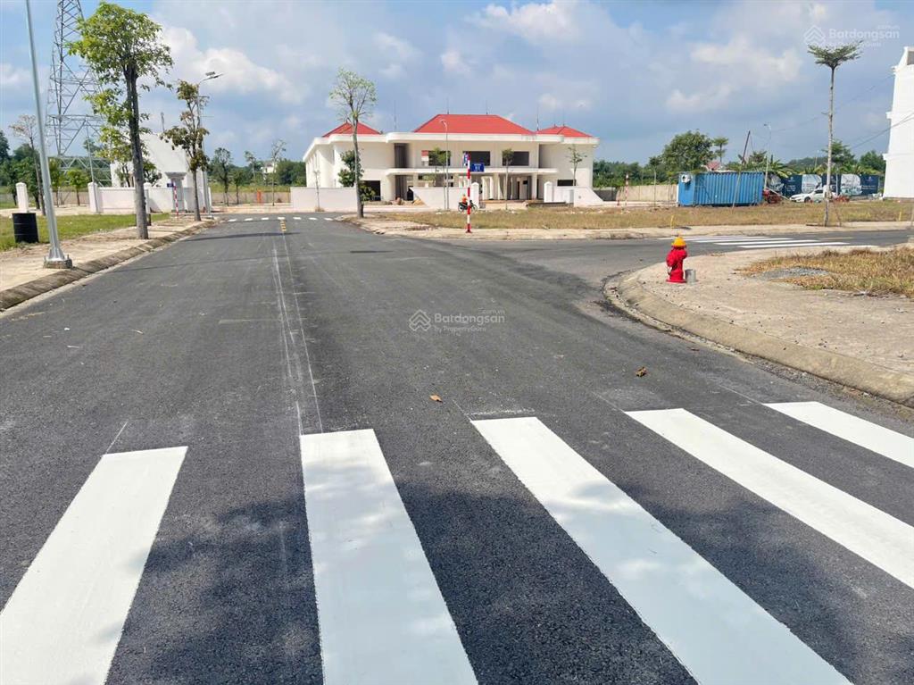 Cần bán gấp lô đất nền ngay mặt tiền đường kcn vsip 2, thuận tiện kinh doanh buôn bán
