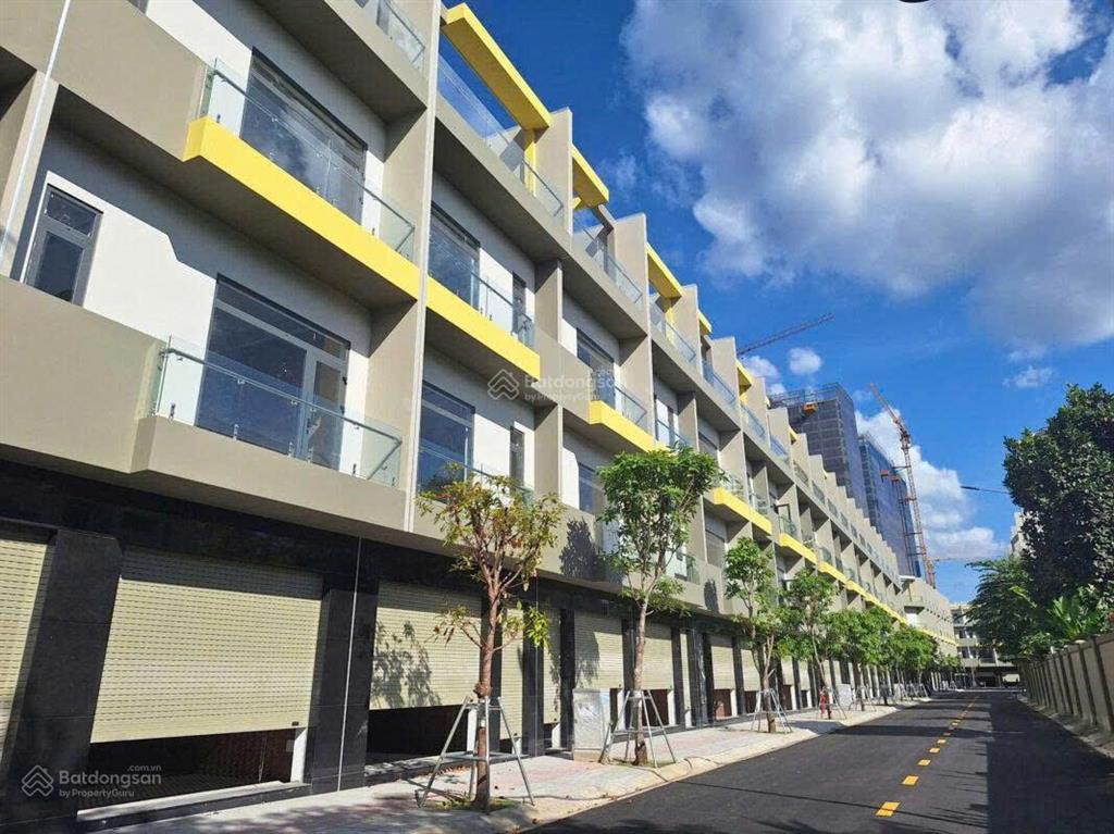 Nhà phố dĩ an bình dương. nhà phố bcons uni valley 5pn,6wc sở hữu chỉ từ 3ty400