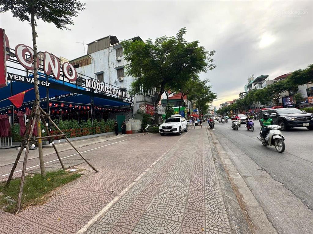 36m x 3 tầng mặt phố nguyễn văn cừ 2 phút sang phố cổ. giá 18,9 tỷ