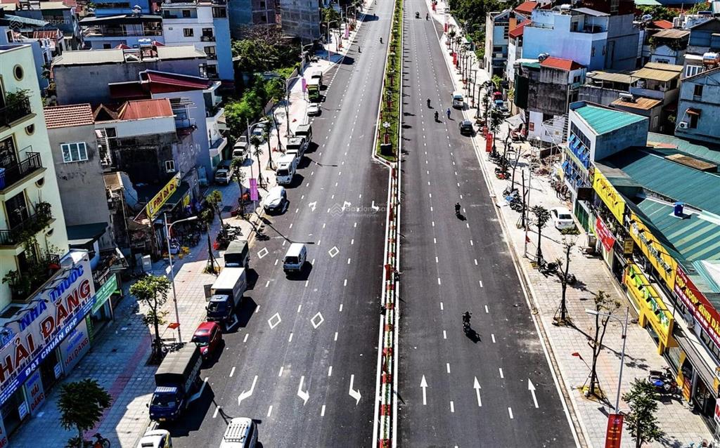 36m x 3 tầng mặt phố nguyễn văn cừ 2 phút sang phố cổ. giá 18,9 tỷ