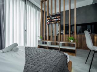 Căn hộ ban công  tách bếp  full nội thất hiện đại  mặt tiền đường lớn gần ngã tư hàng xanh