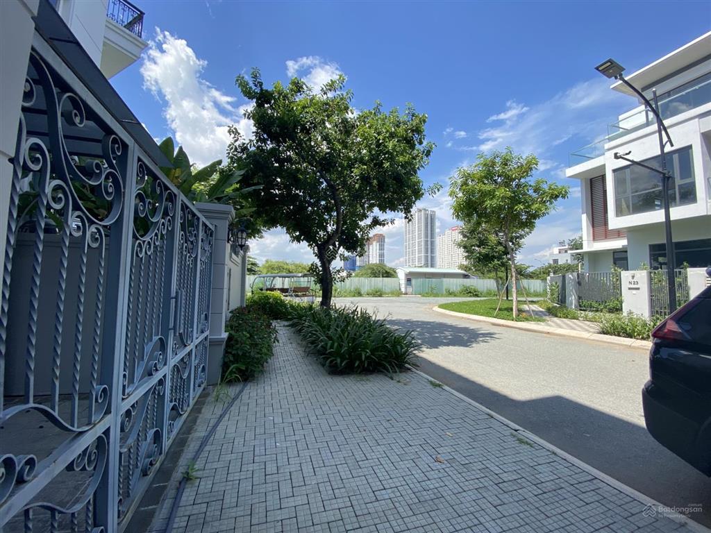 Bán nhà liền kề view sol villas, dt 120m2 giá 13,5 tỷ.  0939 968 ***