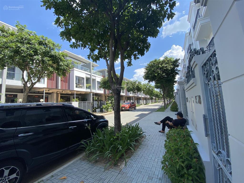 Bán nhà liền kề view sol villas, dt 120m2 giá 13,5 tỷ.  0939 968 ***