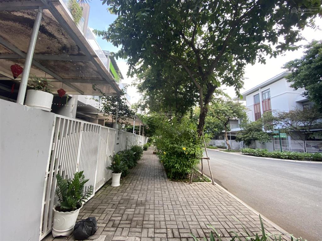 Nhà nhà gửi bán căn nhà phố liền kề 120m2 giá 13 tỷ, full nội thất.  0939 968 ***