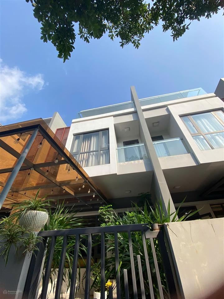 Nhà nhà gửi bán căn nhà phố liền kề 120m2 giá 13 tỷ, full nội thất.  0939 968 ***