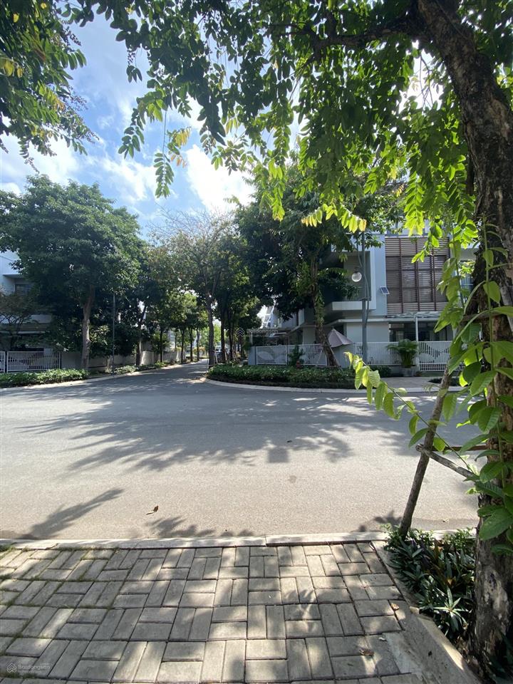 Nhà nhà gửi bán căn nhà phố liền kề 120m2 giá 13 tỷ, full nội thất.  0939 968 ***