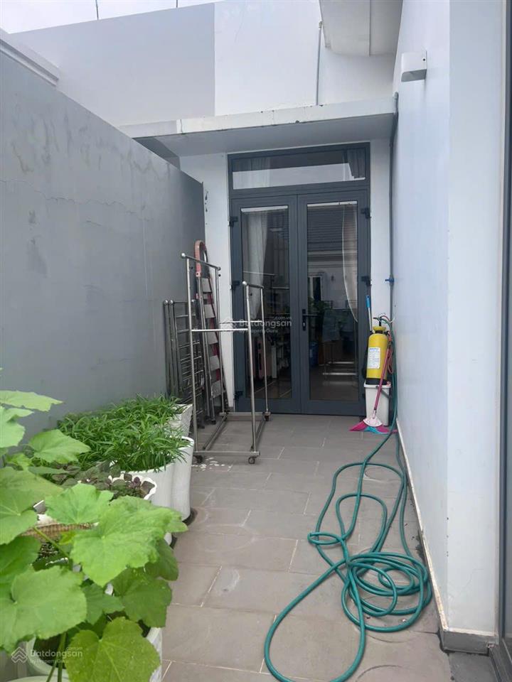 Nhà nhà gửi bán căn nhà phố liền kề 120m2 giá 13 tỷ, full nội thất.  0939 968 ***