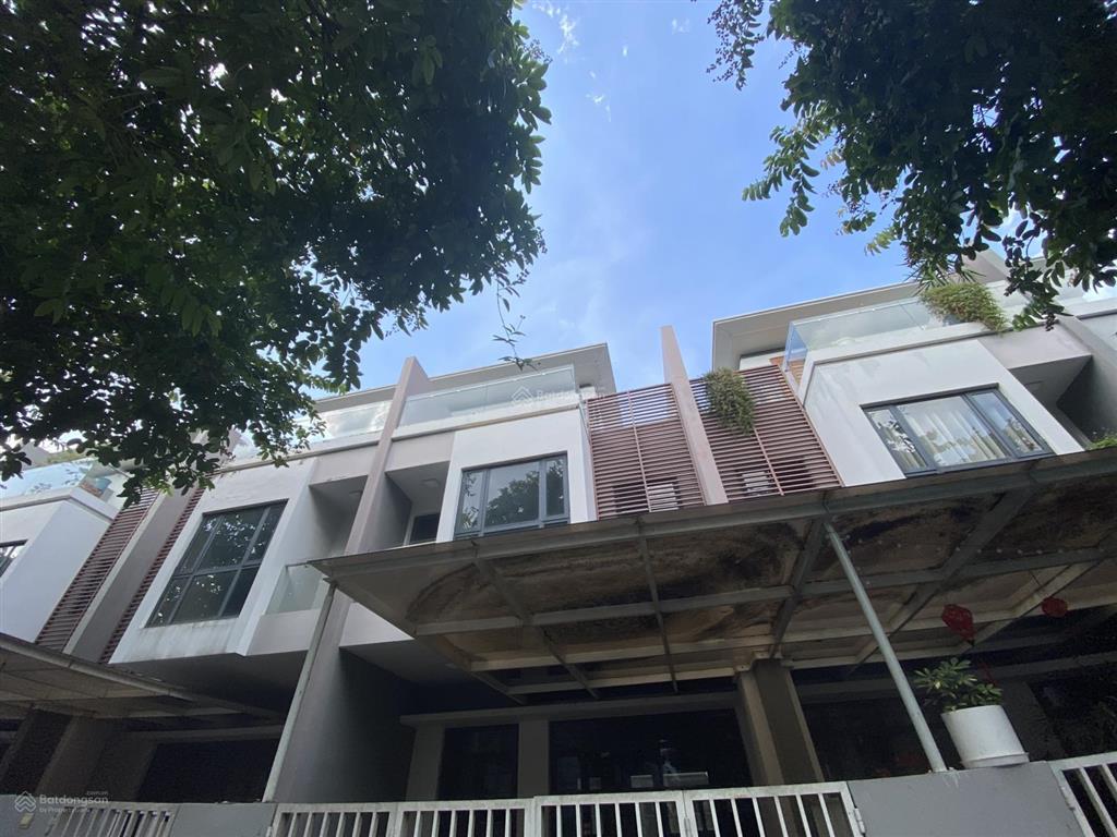 Nhà nhà gửi bán căn nhà phố liền kề 120m2 giá 13 tỷ, full nội thất.  0939 968 ***
