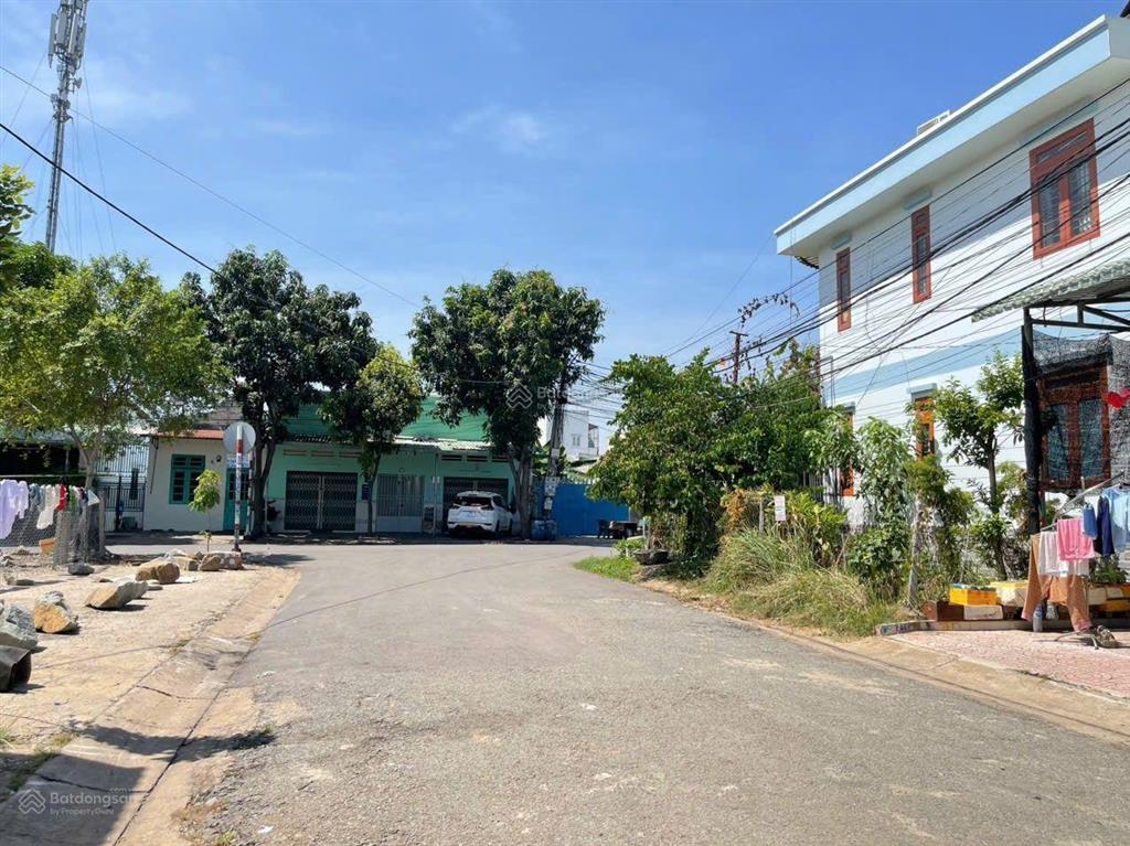 Nhà trọ 1 trệt 1lầu thu 20 triệu kdc đông an kế cổng kcn tân đông hiệp