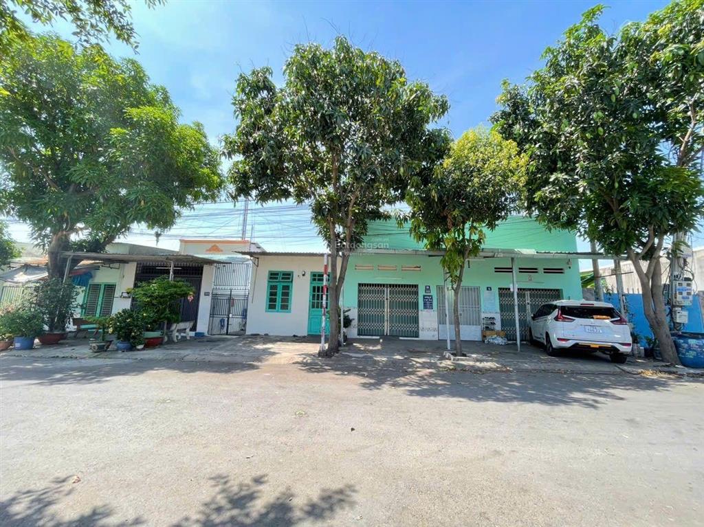 Nhà trọ 1 trệt 1lầu thu 20 triệu kdc đông an kế cổng kcn tân đông hiệp