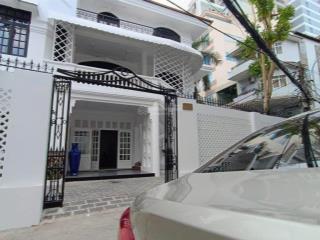 Mặt tiền thụt hai bà trưng, vị trí siêu đẹp, cách chợ tân định chỉ hơn 100m. diện tích rộng.